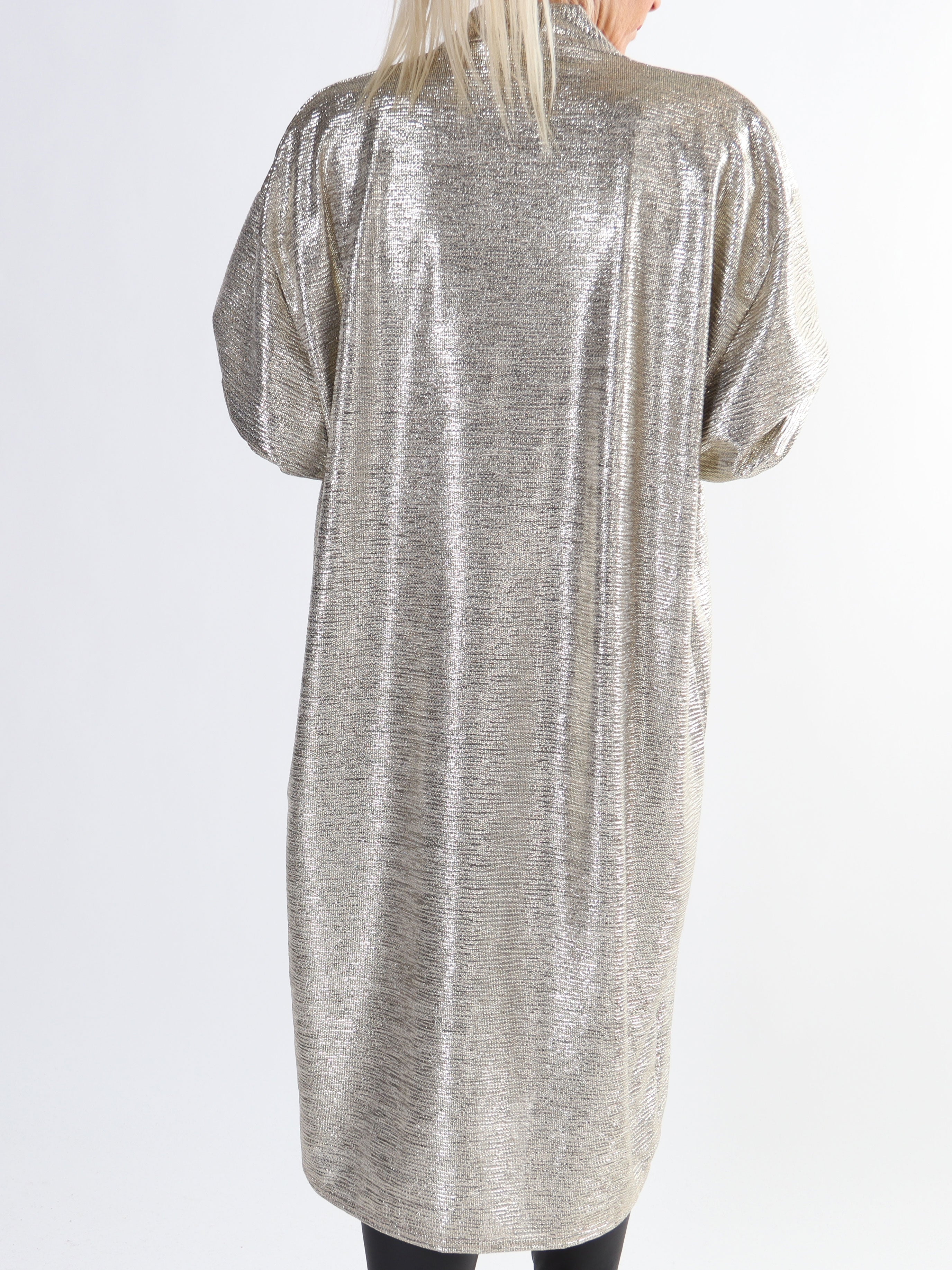 Jayda - Fin plus size-kofta i glänsande tyg